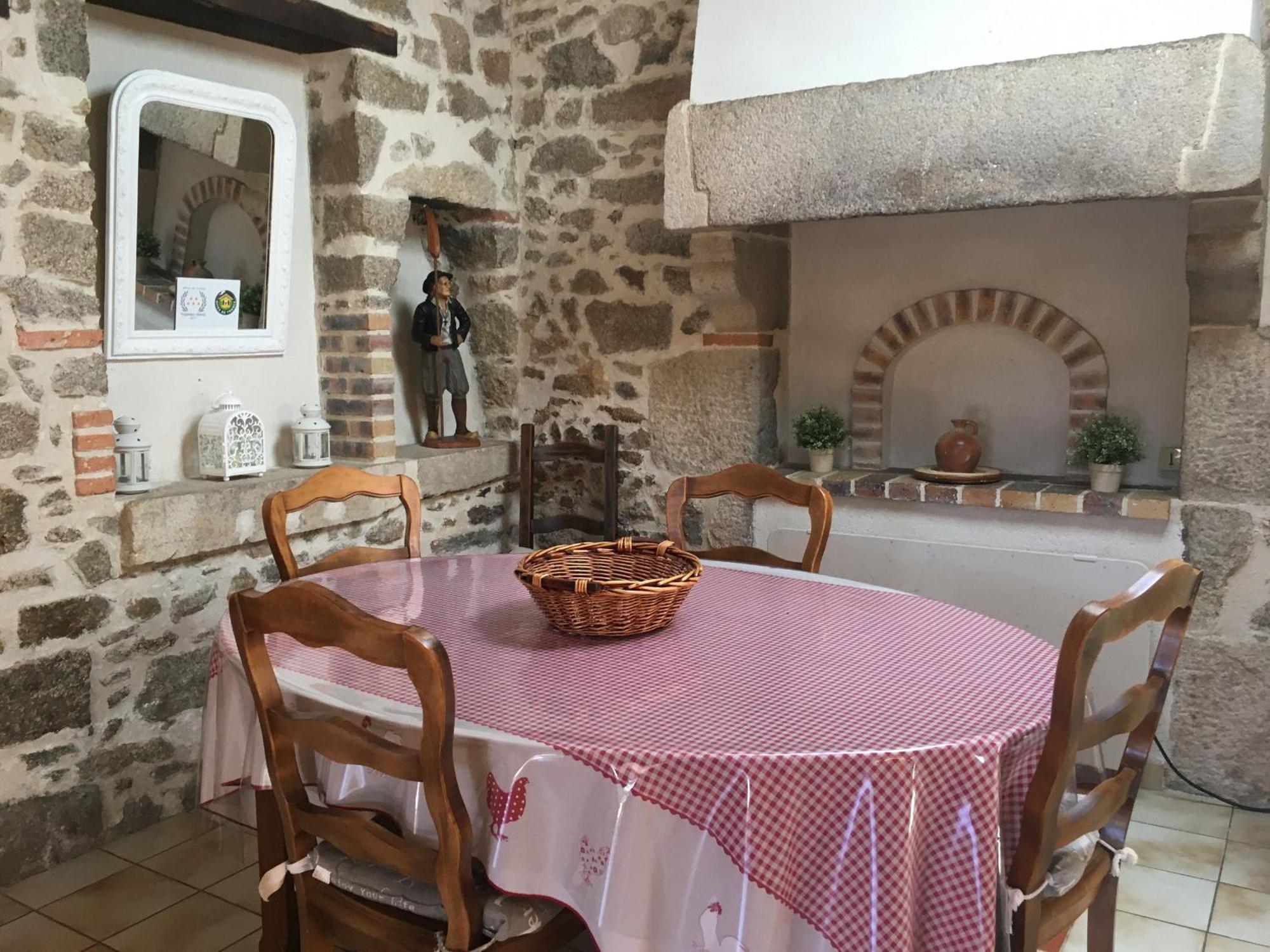Gîte Saint-Michel-Mont-Mercure, 3 pièces, 4 personnes - FR-1-426-249 Sevremont Esterno foto